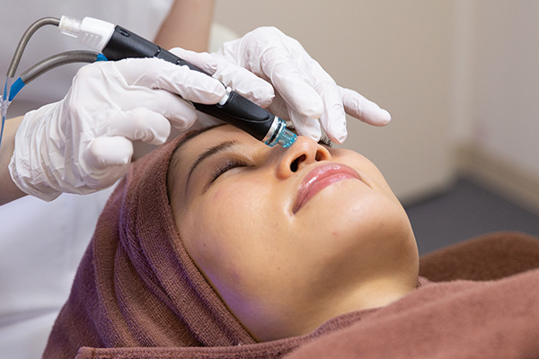 ハイドラフェイシャルの施術の様子